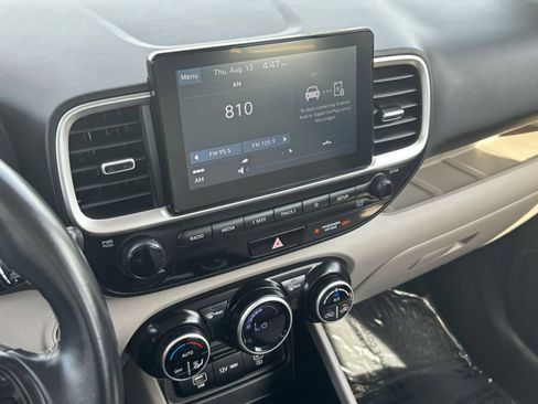 Used 2025 Hyundai Venue SEL FWD image 17
