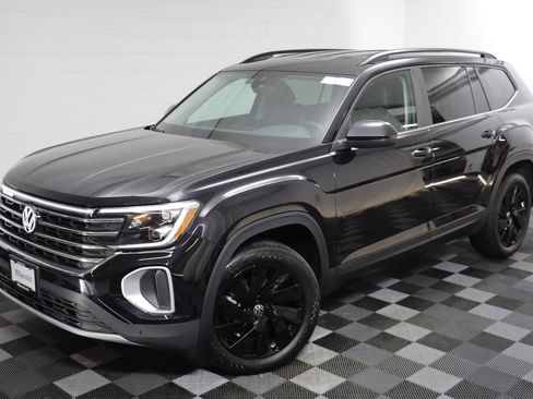 Used 2025 Volkswagen Atlas SE w/ Black Wheel Package image 2