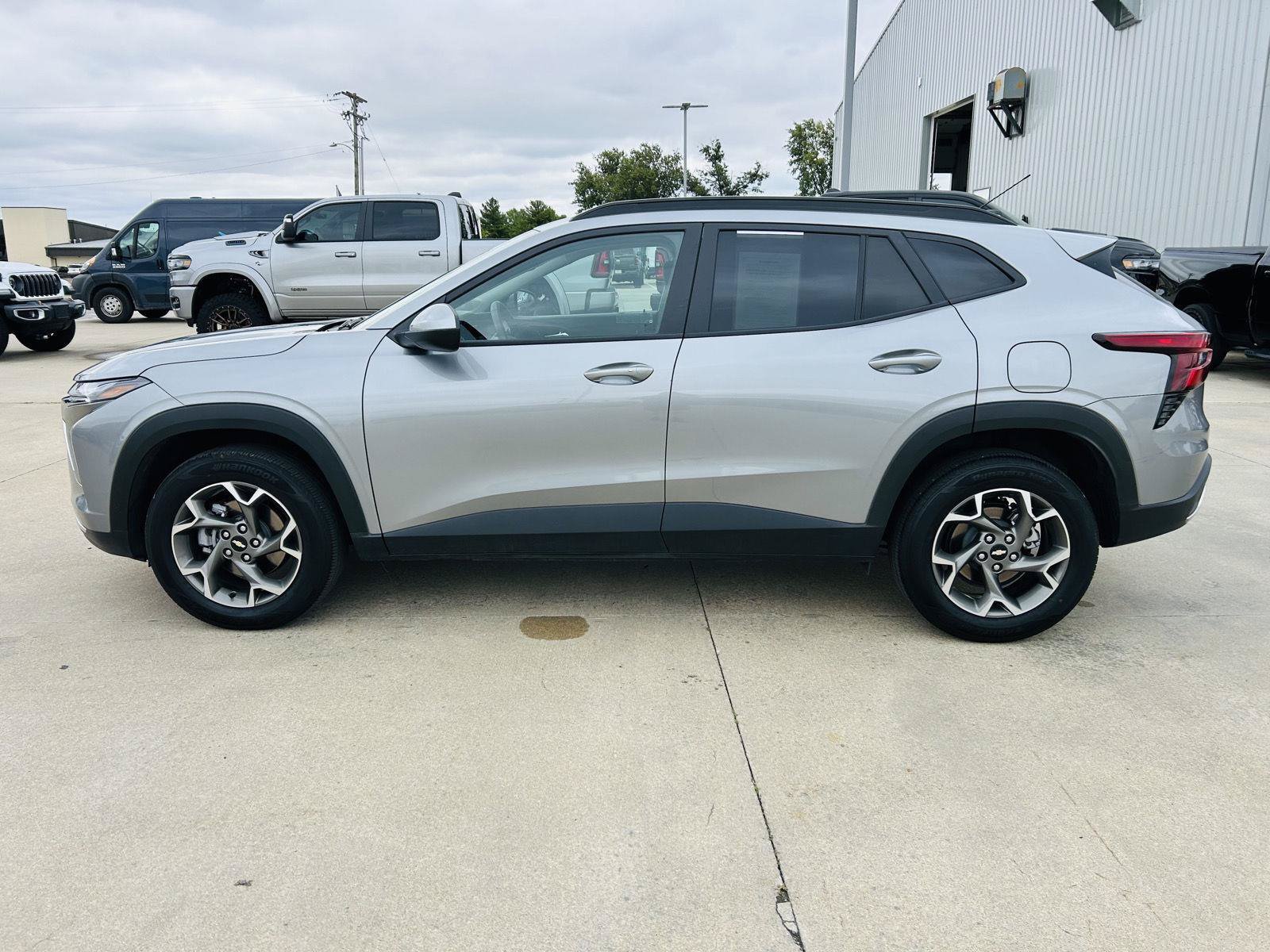 Used 2025 Chevrolet Trax LT w/ LT Convenience Package FWD image 32