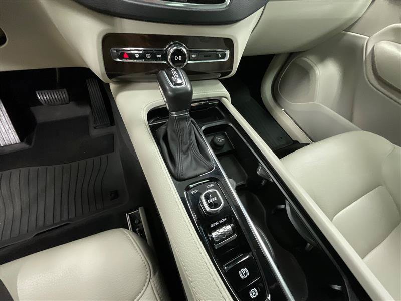 Used 2016 Volvo XC90 T6 Momentum w/ Momentum Plus Package AWD/4WD image 16