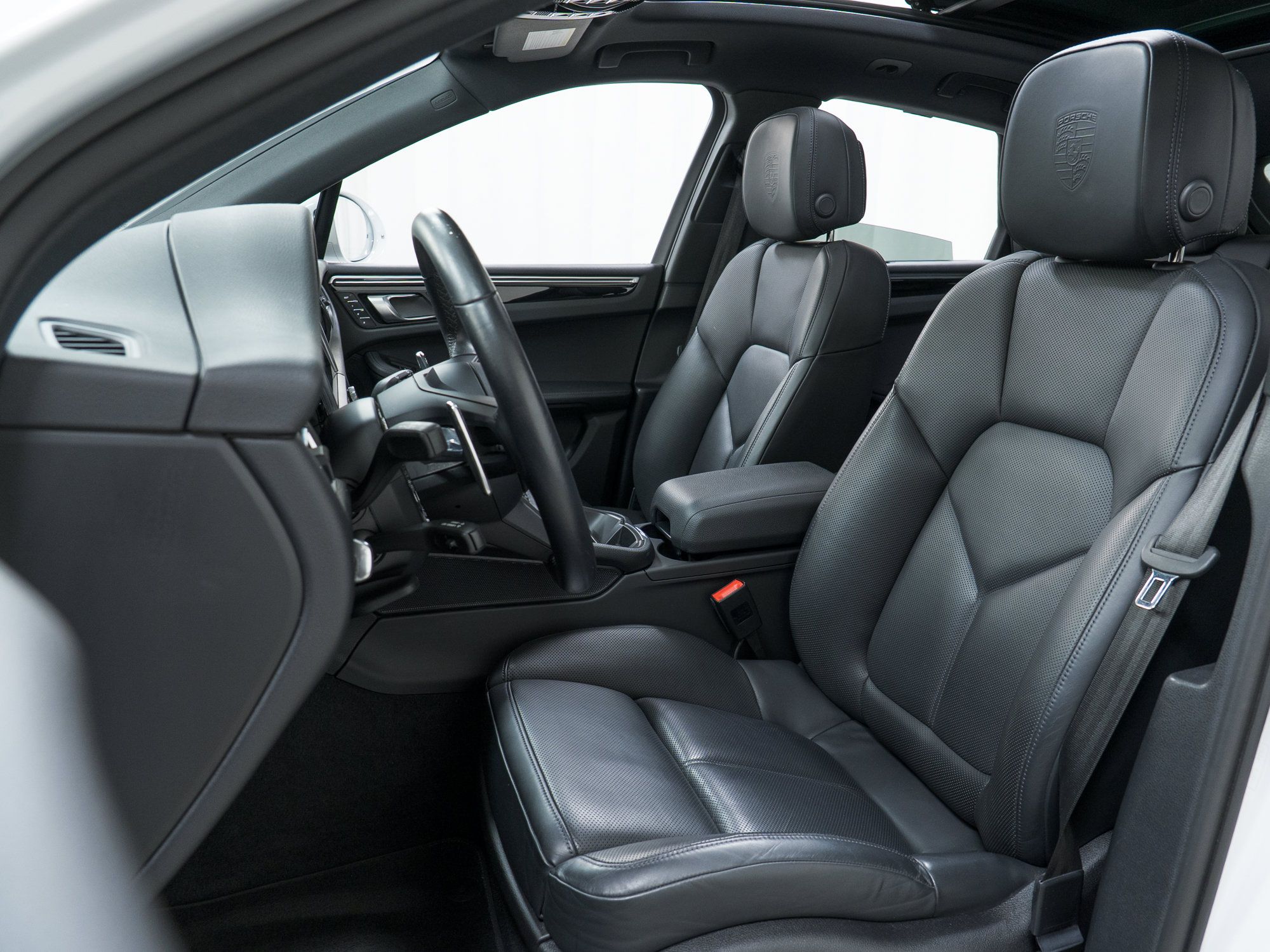 Certified 2023 Porsche Macan AWD/4WD image 5