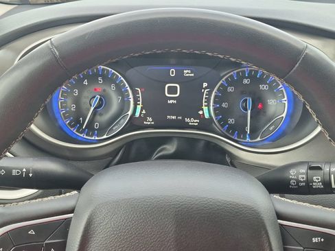 Used 2023 Chrysler Pacifica Touring-L FWD image 27