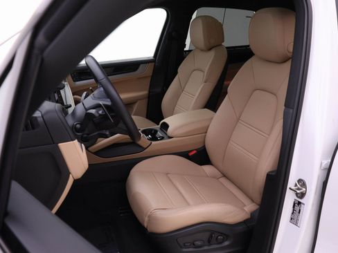 Used 2025 Porsche Cayenne AWD/4WD image 5