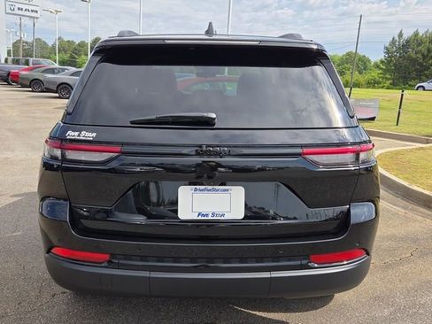 Used 2025 Jeep Grand Cherokee Altitude RWD image 11