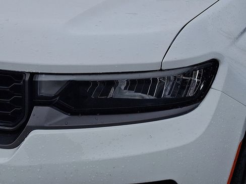 New 2026 Jeep Grand Cherokee Laredo image 4