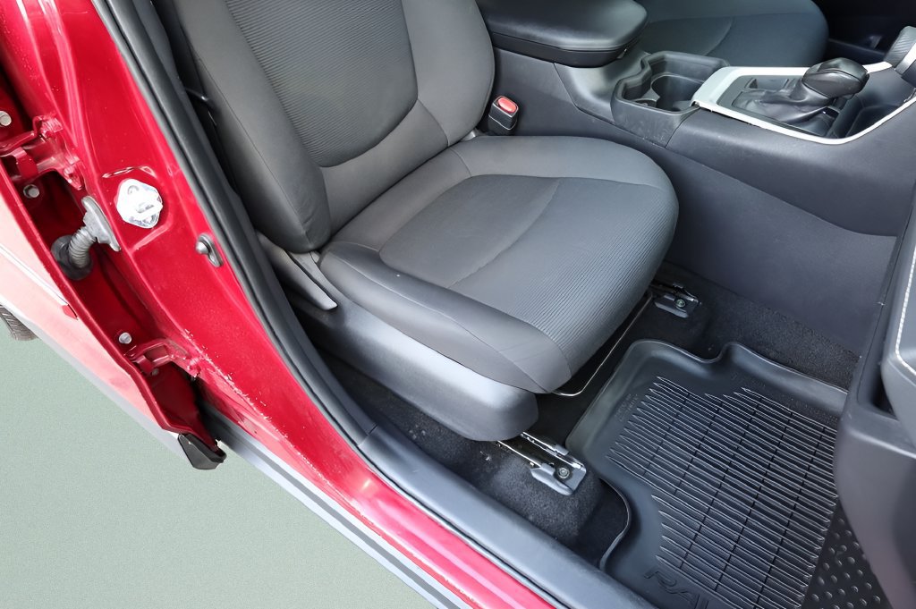 Used 2021 Toyota RAV4 LE AWD/4WD image 24