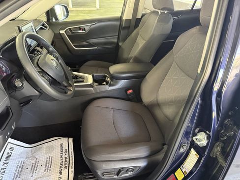Used 2021 Toyota RAV4 XLE image 19