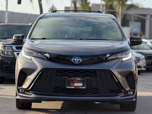 Used 2022 Toyota Sienna XSE w/ XSE Plus Package FWD image 2