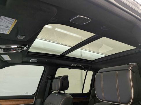 Used 2024 Jeep Grand Wagoneer Series III image 19