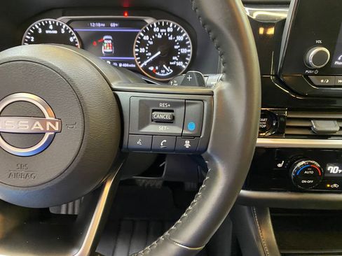Used 2025 Nissan Pathfinder SV FWD image 32