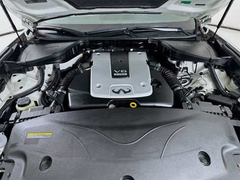 Used 2018 INFINITI Q70 Luxe w/ Sport Package image 32