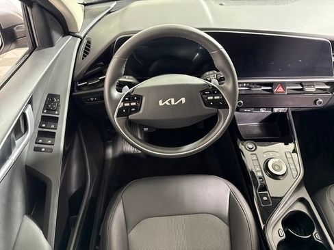 Used 2025 Kia Niro EX w/ EX Cold Weather Package image 7