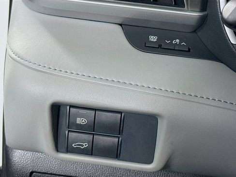 Used 2021 Toyota Highlander XLE AWD/4WD image 20
