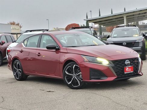 Used 2024 Nissan Altima 2.5 SR image 2