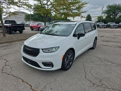 New 2026 Chrysler Pacifica Select