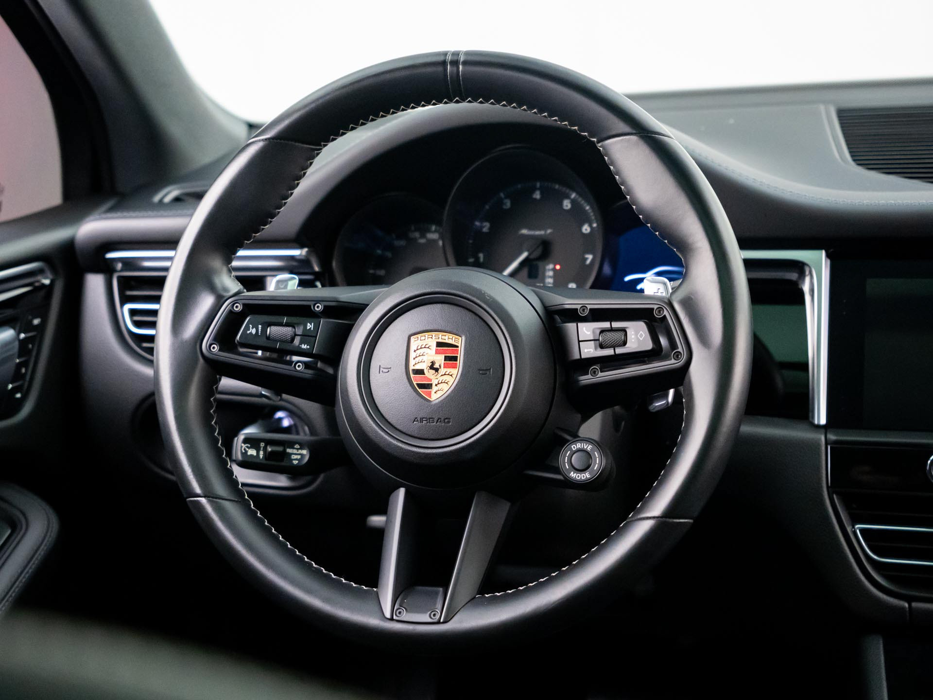 Certified 2024 Porsche Macan Turbo AWD/4WD image 11