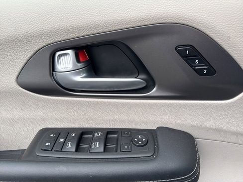Used 2024 Chrysler Pacifica Touring-L image 30