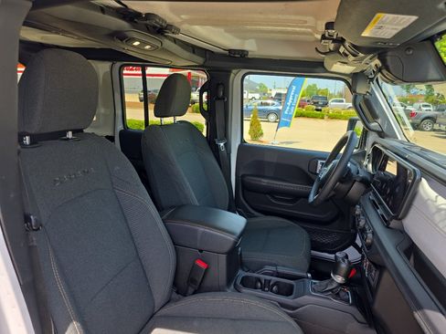 Used 2024 Jeep Wrangler Sahara AWD/4WD image 21