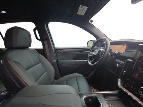 Used 2024 GMC Acadia AT4 w/ Luxury Package image 16