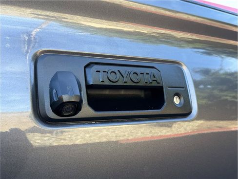Used 2018 Toyota Tacoma SR5 AWD/4WD image 19