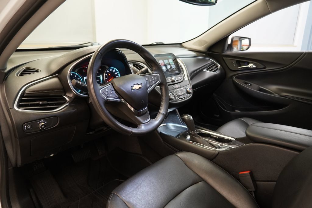 Used 2018 Chevrolet Malibu LT w/ Leather Package FWD image 7