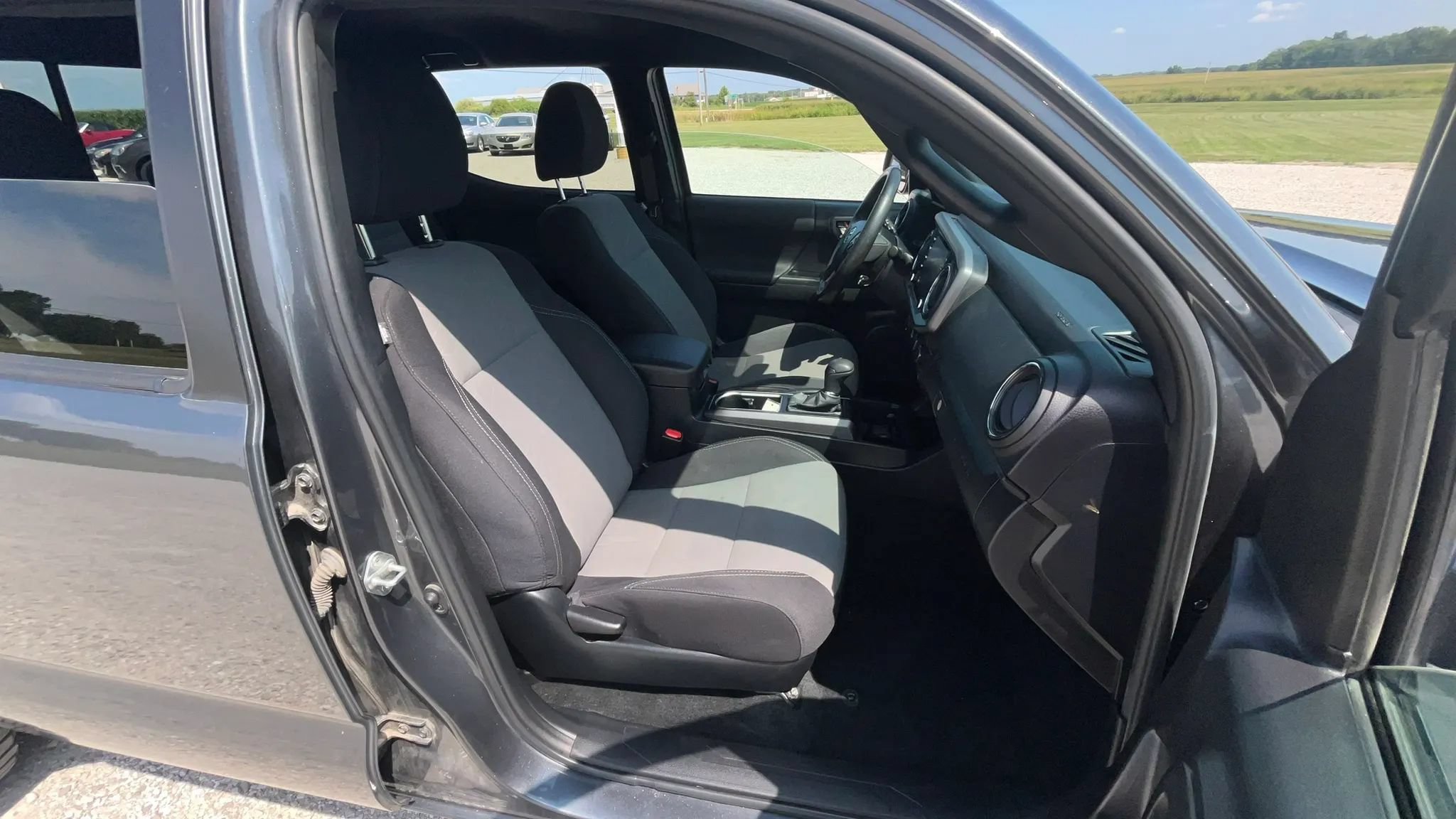 Used 2022 Toyota Tacoma TRD Off-Road AWD/4WD image 10