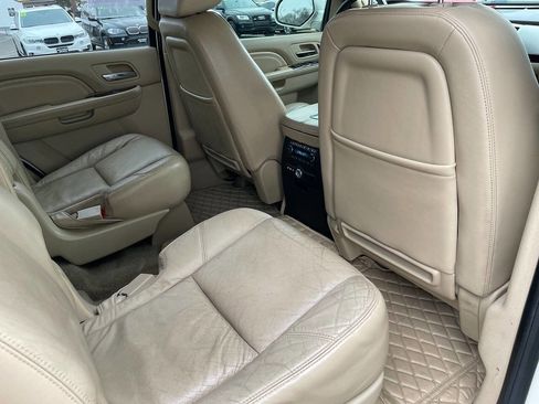 Used 2010 Cadillac Escalade Premium image 19