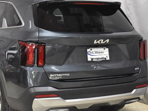 Used 2024 Kia Sorento S image 9