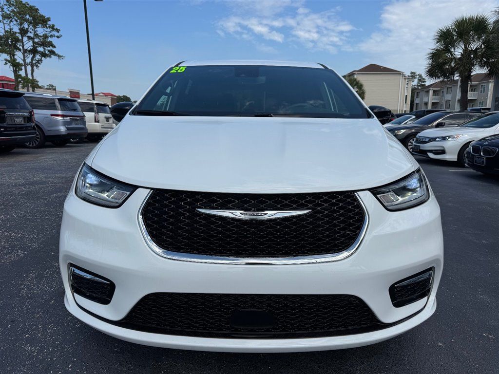 Used 2025 Chrysler Pacifica Select FWD image 3