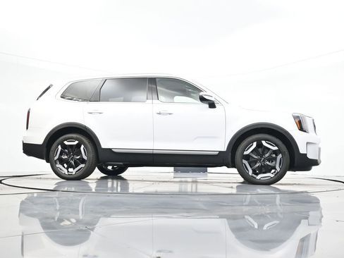 Used 2024 Kia Telluride EX w/ EX Captain's Chair Package image 34