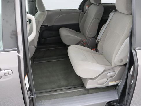 Used 2018 Toyota Sienna LE FWD image 26
