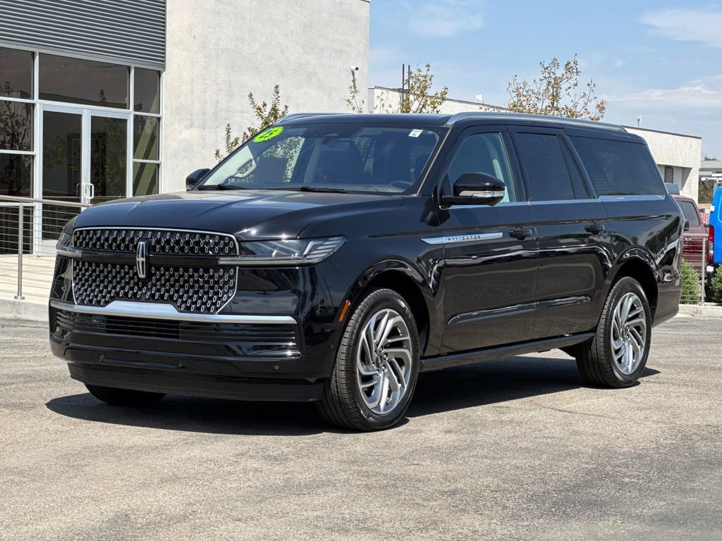 Certified 2025 Lincoln Navigator L Reserve AWD/4WD image 7