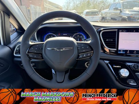 New 2026 Chrysler Pacifica Select w/ S Appearance Package image 18