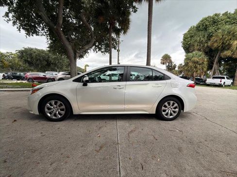 Used 2021 Toyota Corolla LE FWD image 11