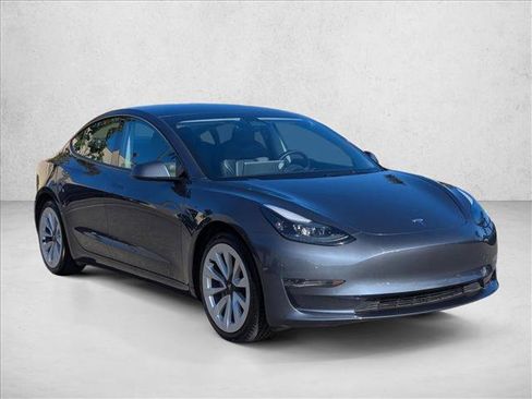Used 2023 Tesla Model 3 Standard Range image 3
