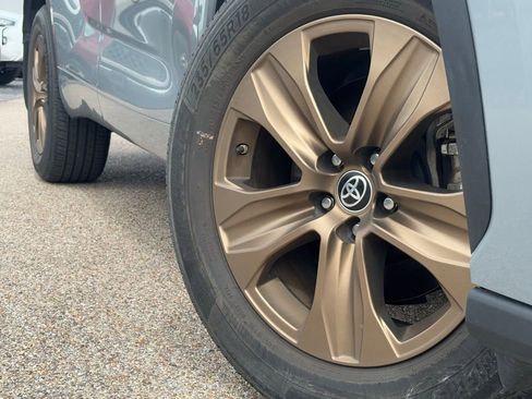 Used 2023 Toyota Highlander Bronze Edition image 2