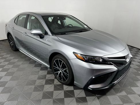 Used 2024 Toyota Camry SE FWD image 3