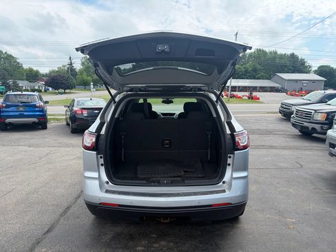 Used 2017 Chevrolet Traverse LT w/ Style and Technology Package FWD image 9
