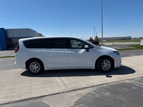Used 2023 Chrysler Voyager LX FWD image 2