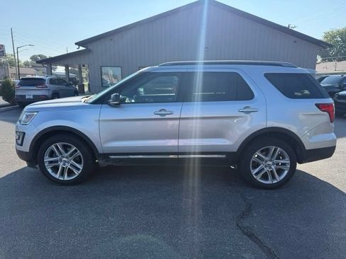 Used 2017 Ford Explorer XLT w/ Equipment Group 202A AWD/4WD image 2