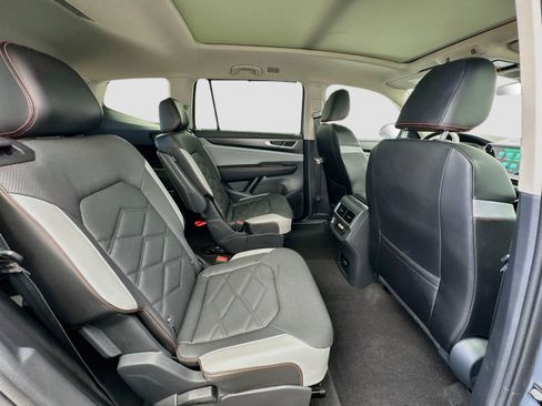 Used 2024 Volkswagen Atlas Peak Edition SE AWD/4WD image 20