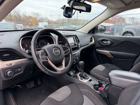 Used 2017 Jeep Cherokee Sport image 9