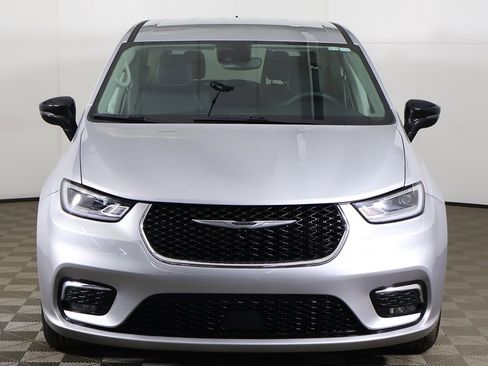 Used 2024 Chrysler Pacifica Touring-L image 12