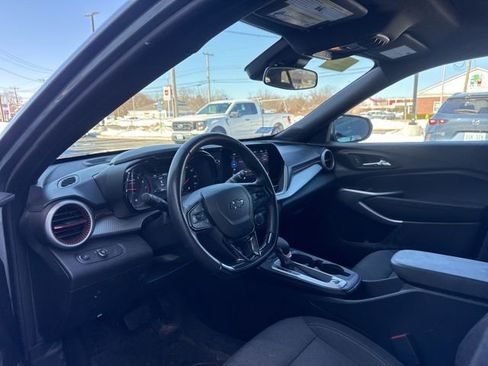 Used 2024 Chevrolet Trax RS w/ Sunroof Package image 9