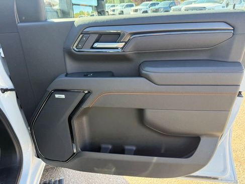 Used 2025 GMC Sierra 2500 AT4 w/ AT4 Premium Plus Package AWD/4WD image 18