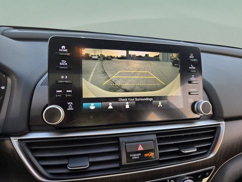 Used 2018 Honda Accord Touring image 17