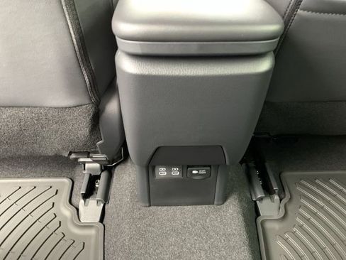New 2026 Toyota Prius Plug-In Hybrid FWD image 32