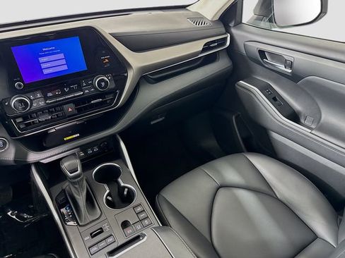Certified 2023 Toyota Highlander XLE image 25