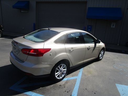 Used 2017 Ford Focus SE image 5