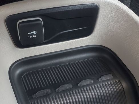 Used 2023 Chrysler Pacifica Touring-L FWD image 23